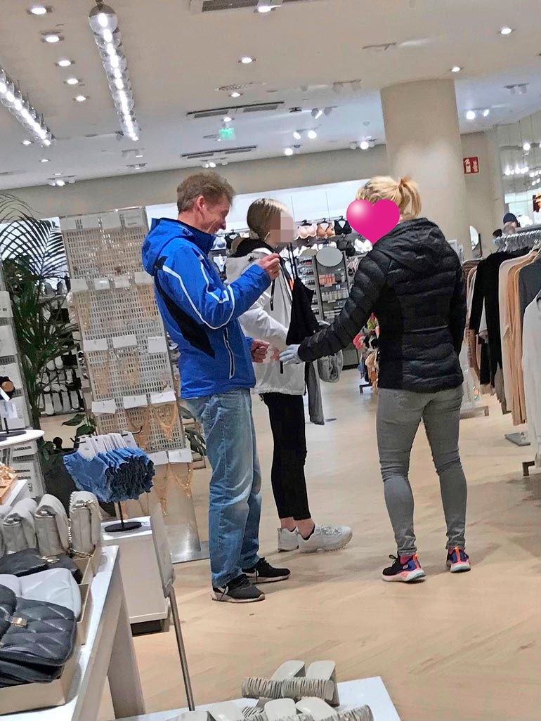 Rakastavaisten seurassa oli myös kaksi teini-ikäistä tyttöä.