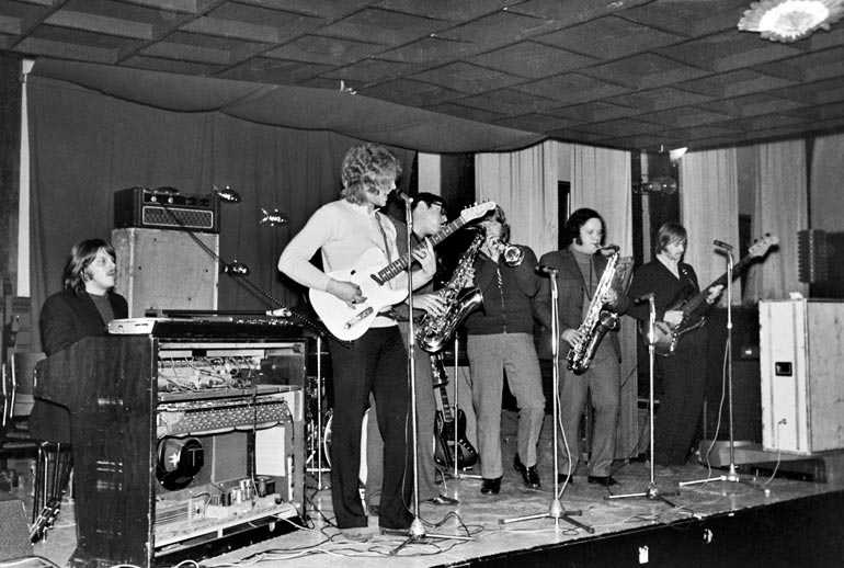Pepe & Paradise perustettiin 1968. Pepen oma ura alkoi jo 59 vuotta sitten Islanders-yhtyeen kitaristina.