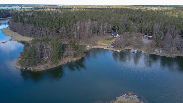 Hienon rantatontin ehdoton helmi on kuvassa vasemmalla näkyvä oma saari, jolle vie soma silta.