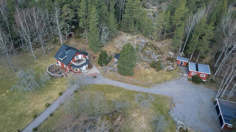 Päärakennusta on laajennettu vuosien saatossa. Hirsilinnan kehutaan olevan lämmin mutta vanhanaikainen.