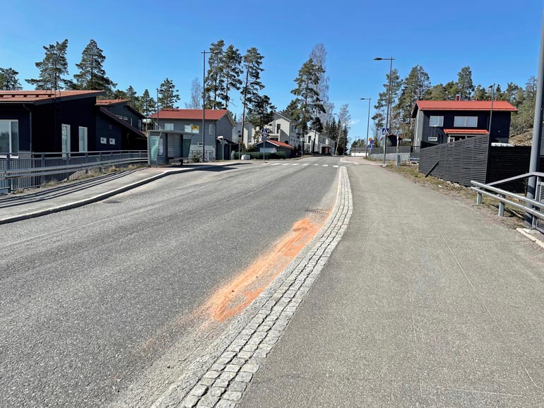 Seiska kävi paikalla pari päivää tapahtumien jälkeen. Palokunnan levittämää hiekkaa oli yhä tiellä kohdassa, johon Jaguarin matka päättyi.