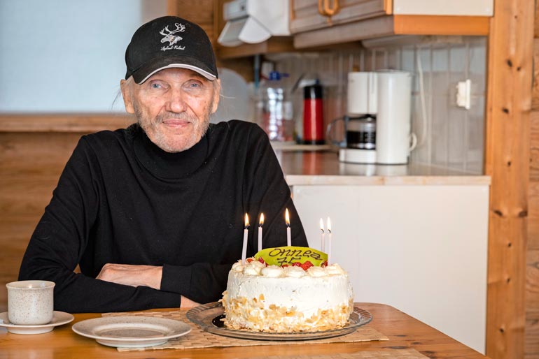 Kynttilät sammuvat elonliekin tapaan. Jorma Kalevi pelkää viettäneensä viimeisen syntymäpäivänsä. Hän täytti 75 vuotta viime viikon tiistaina, ja Seiska toi laulajalle kermakakun.