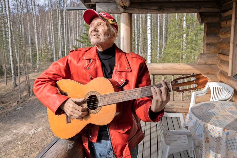 Kitara soi ja lauluääni kantaa Jorman musisoidessa mökkinsä terassilla. Häneltä tulossa vielä ainakin yksi sinkku. – Laulan niin kauan kuin henki pihisee!