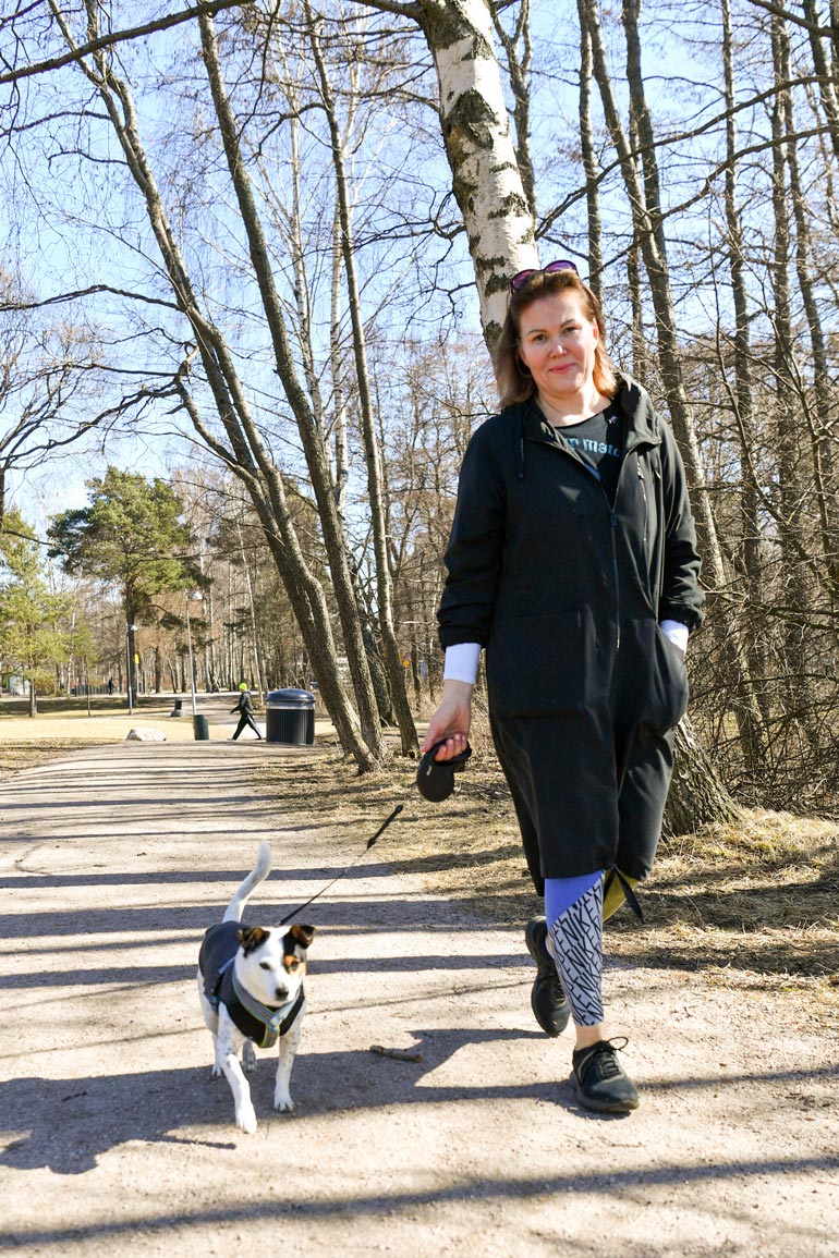– Porkkanat ovat Bowien suurinta herkkua. Se erottaa porkkanapussin avaamisen muista rapinoista, ja ampaisee silloin heti keittiöön, Sanna kertoo.