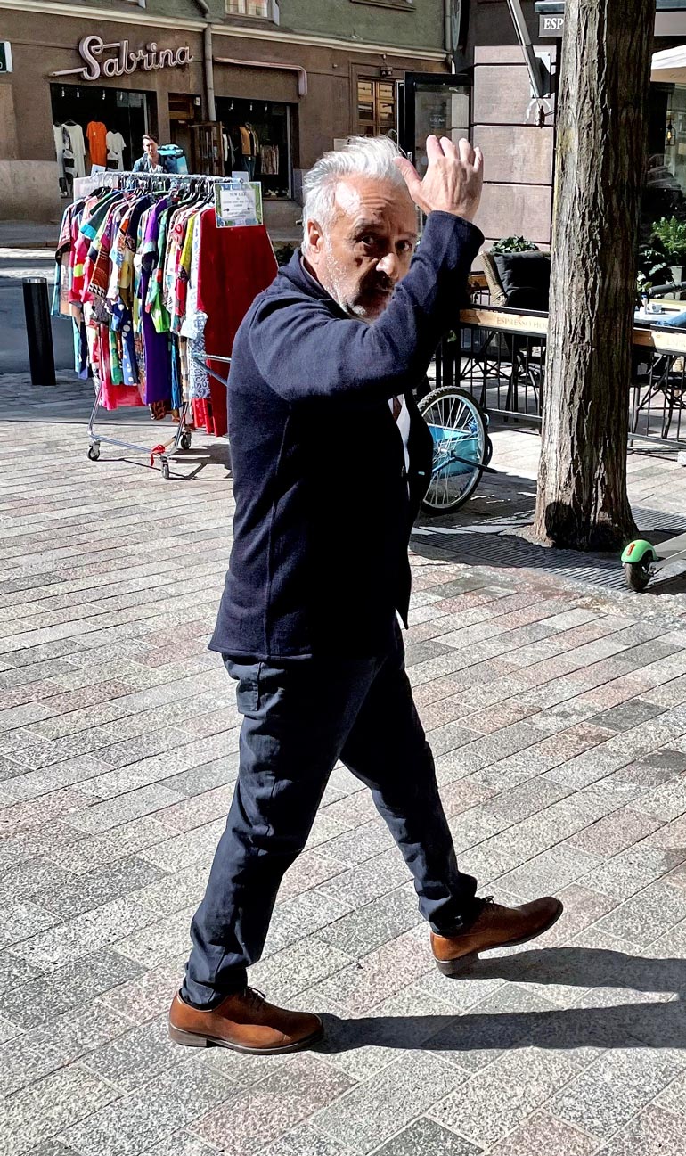 Kohukirjailija laittoi kätensä kasvojensa eteen paparazzi ryhtyessä kuvaamaan.