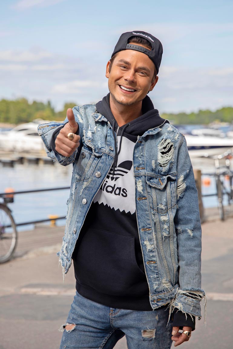 Niko muistuttaa äidilleen olevansa jo aikuinen. – Äiti ei nuku kunnolla, jos hän tietää minun olevan vaikka juhlimassa.
