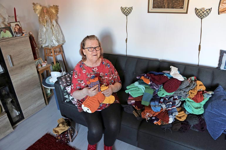 Ihan vaivatta ei sukkien kutominen Reijalta mennyt. – Täytyi pitää pientä taukoa, kun käsi kipeytyi, mutta ei sen suurempaa, hän nauroi sukkia haetttessa.