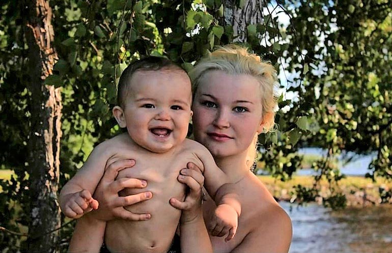 – Tässä kuvassa Alex on vähän alle vuoden ja minä olen 14. Minulla ei ole paljon kuvia jäljellä, kun ne olivat puhelimissa, jotka myöhemmin rikkoutuivat.