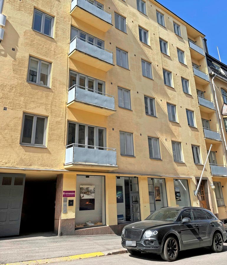Bentley oli toissa viikonloppuna parkissa Stefun Sofialle vuokraaman kaupunkiasunnon edustalla eteläisessä Helsingissä. Kaksikko vietti vappua Levillä.