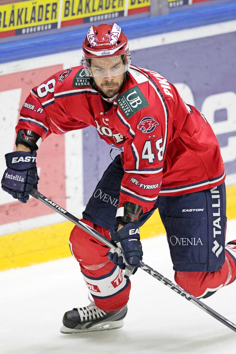 Hannu kiekkoili pitkän uran muun muassa HIFK:n paidassa. Puolustajalta löytyi myös kiekollista osaamista.
