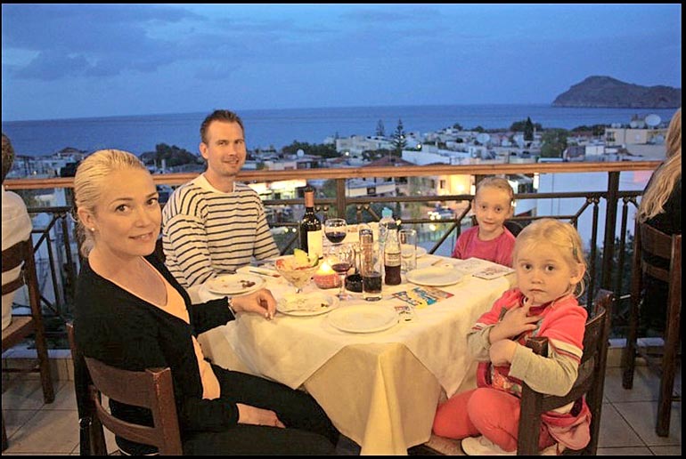 Pippa miehensä Markun sekä Tuulin ja Aavan kanssa Kreetalla vuonna 2010.
