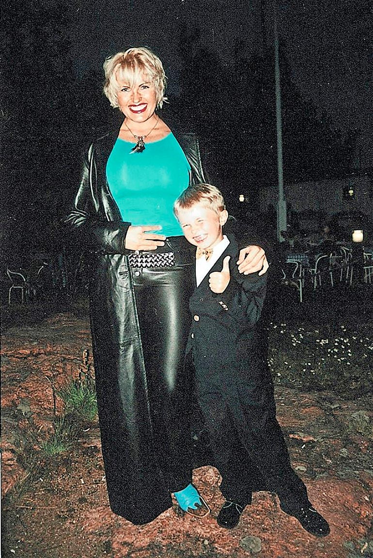 Vuoden 2000 kuvassa Mariannen kainalossa poseeraa 7-vuotias Roope.