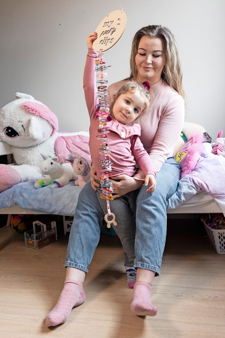 Kolmevuotias Jasmine esittelee huimaa pinnikokoelmaansa, hän rakastaa laitella äitinsä paksuja hiuksia. – Ehkä sinusta tulee isona kampaaja, Minttu naurahtaa.