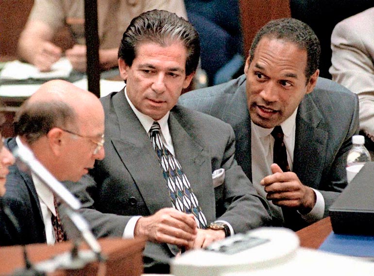 Bisneskuningattaren ensimmäinen aviomies Robert Kardashian (kesk.) sai runsaasti huomiota O.J.Simpsonin (oik.) murhaoikeudenkäynnissä 1995. Hän kuoli vuonna 2003 vain 59-vuotiaana.