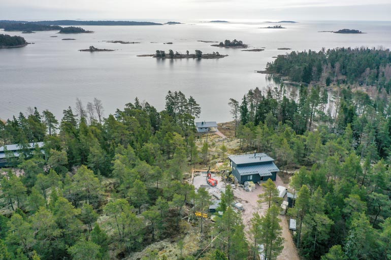 Huvilalta aukeaa upeat merinäkymät. Talon vasemmalle puolelle nousee uutta pytinkiä kovalla vauhdilla.