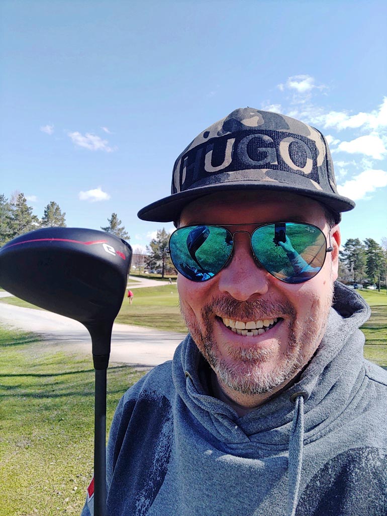 Golf on Artulle rakas laji. Raskaaksi sen tekevät pelien pitkä kesto sekä kuntosalilta tuttuun tempausliikkeeseen verrattavissa olevat lyönnit.