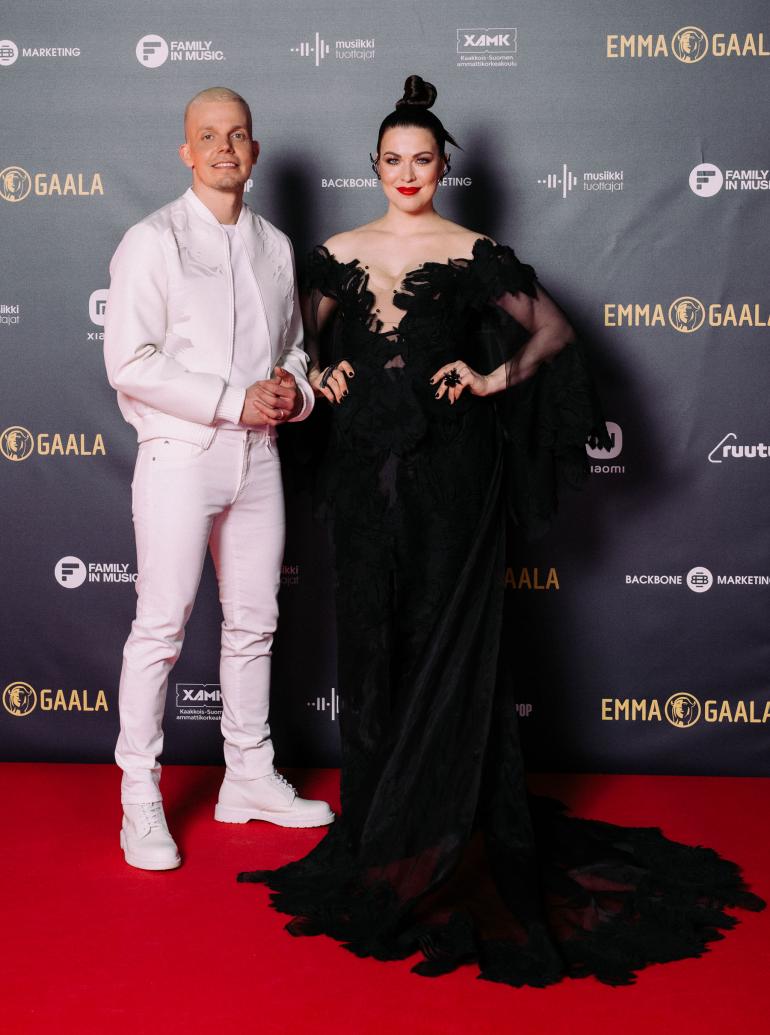 Ystävykset Elastinen ja Jenni Vartiainen näyttäytyivät yhdessä Emma-gaalan punaisella matolla.