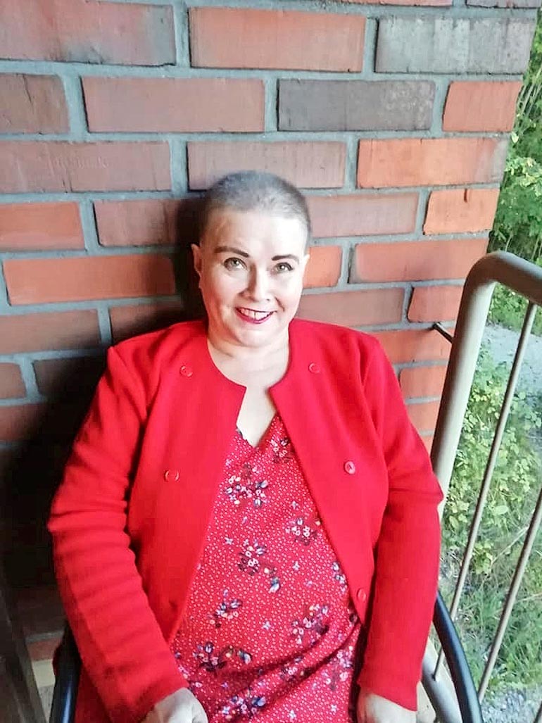 Helillä on sairausvuosiltaan muistona leikkauksista koko vatsan mittaiset arvet. – Ne ovat pikku juttu sen rinnalla, että pelkään syövän kolmatta uusiutumista.