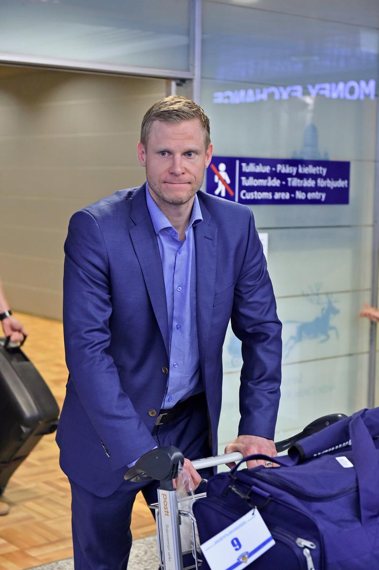 NHL-seura Minnesota Wildin kotihalli toimi kummallisten tapahtumien näyttämönä. Helenan haastemies pudotti avioeropaperit pelaajatunnelissa kävelleen Mikon eteen Xcel Energy Centerin lattialle.