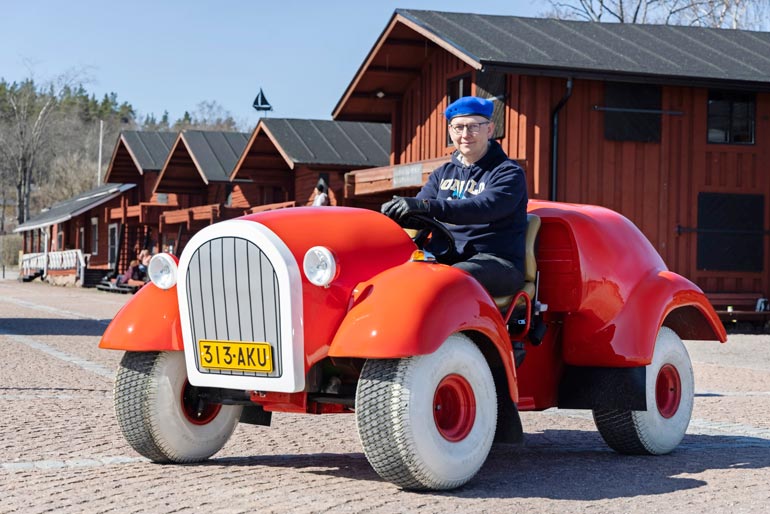 Mikko Seppälän kotoa löytyy oma huone, jonne on kerätty kaikki Aku Ankat vuodesta 1951 lähtien. Lehtiä on noin 4 000 ja lisäksi mukana on Akun ja Roopen taskukirjoja.