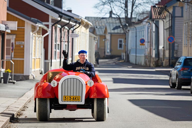 Mikko esittelee sininen Aku Ankka -lakki päässään enemmän kuin tyytyväisenä lopputulosta. – Tulee hyvä mieli, kun saa jonkun unelmistaan toteutettua, Mikko sanoo.