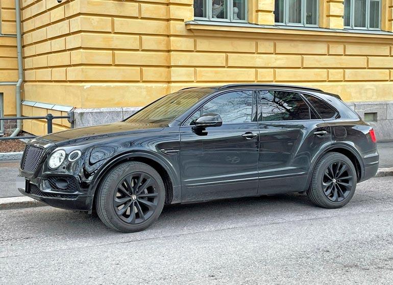 Stefun Bentley Bentayga on hybridiauto, eli sen käyttövoimana on bensiinimoottorin lisäksi sähkö. Auto kiihtyy nollasta sataan runsaassa viidessä sekunnissa, ja sille luvataan huippunopeudeksikin yli 250 kilometriä tunnissa.