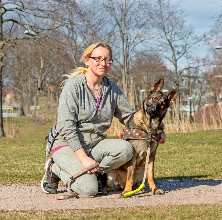 Sokea mutta muuten täysin terve ja valloittava Steffi saa Sarin ansiosta elää täyttä koiran elämää.