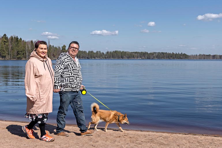 Juha vie Heliä reippailemaan päivittäin. – Yritämme saada muutakin ajateltavaa kuin tämä syöpä. Siksi on hyvä mennä välillä ihastelemaan luontoa.
