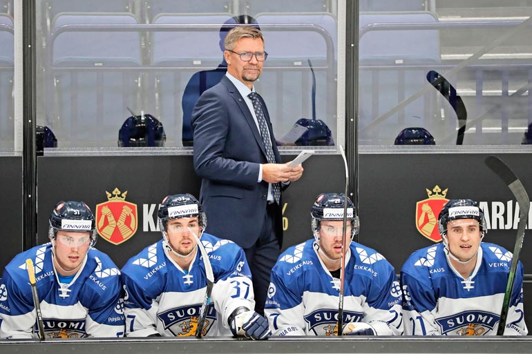 Jukka on valmentanut Leijonat kahdesti maailmanmestariksi. Palkintokaapista löytyy myös Suomen alle 20-vuotiaiden MM-kulta.
