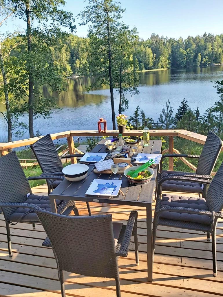 Tällaiselta näyttää Meijun mökkikattaus. Tarjoiluun kuuluvat perinteiset grilliherkut.