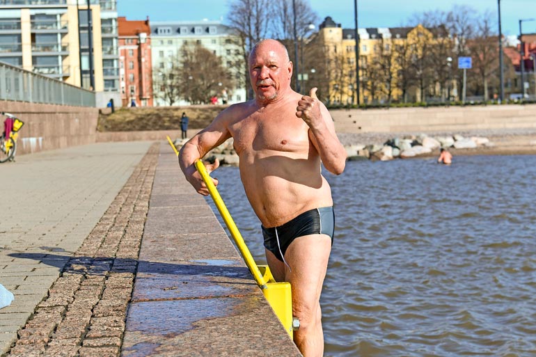 Seiskan lukijat ovat bonganneet Sakke Pietilän merestä uimasta ennenkin.