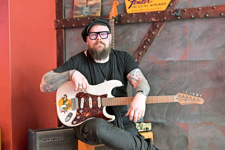 Oman levy-yhtiön lisäksi Petrillä on kitaramerkki Arvo Guitars. Nuoruudesta saakka musiikkia harrastanut Petri avasi ystäviensä kanssa äskettäin Helsinkiin kitaraliikkeen.
