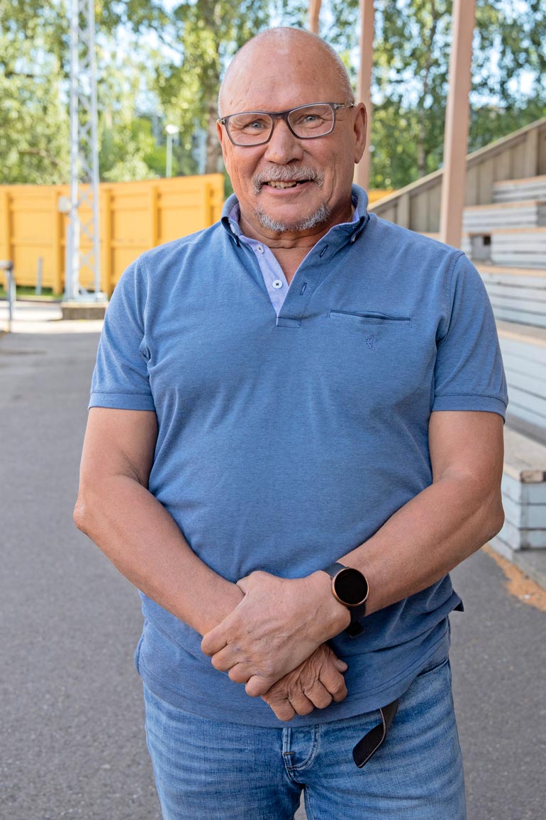 Sakke on ansainnut kannuksensa Liigan sekä Leijonien valmennustöissä, mutta laajimmin hänet muistetaan tv-kommentaattorina.