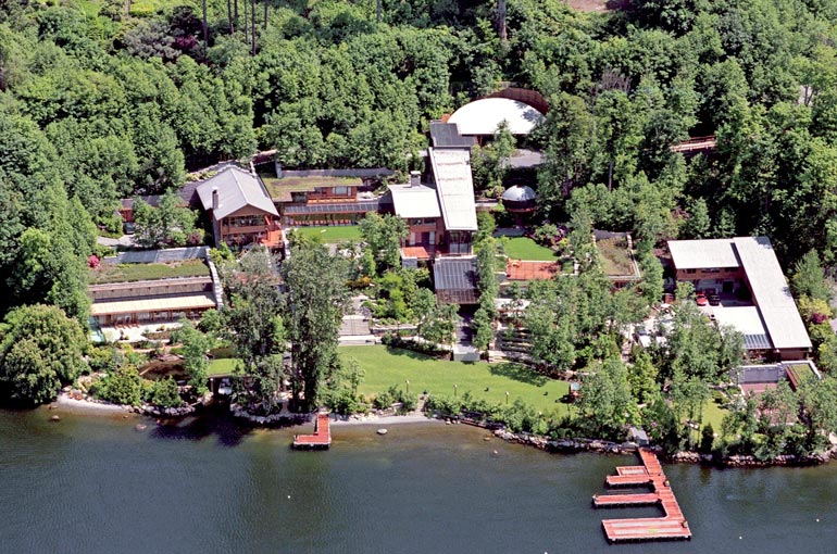 Lake Washingtonilla sijaitsevalla kotitalolla on kokoa mahtipontiset 6 100 neliömetriä, ja arvoa noin 109 miljoonaa euroa.