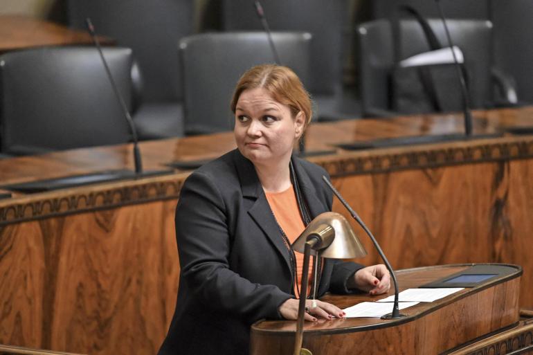Ministeri Krista Kiurun tiukka linja ei miellytä kaikkia.