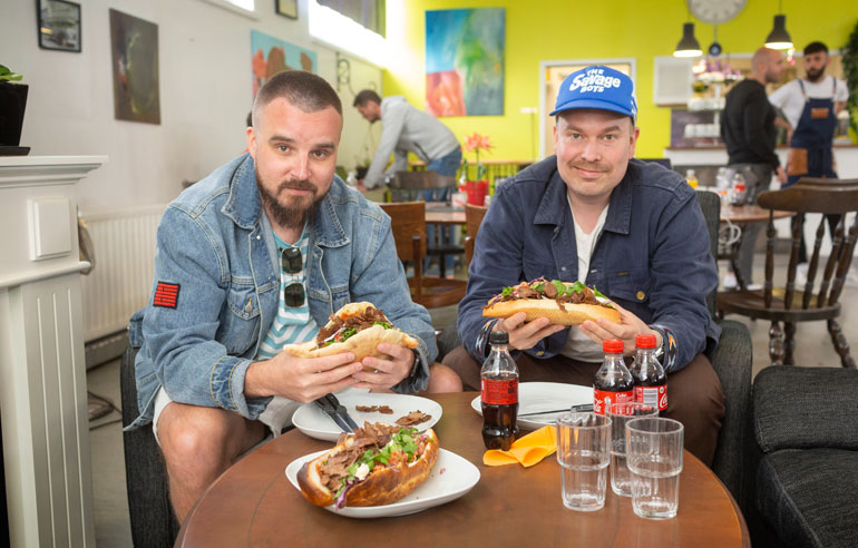 Voli (vas.) ja Heikki Kuula Teflon Brothersista valitsivat parasta mahdollista döner kebab-vaihtoehtoa Tikkurilassa