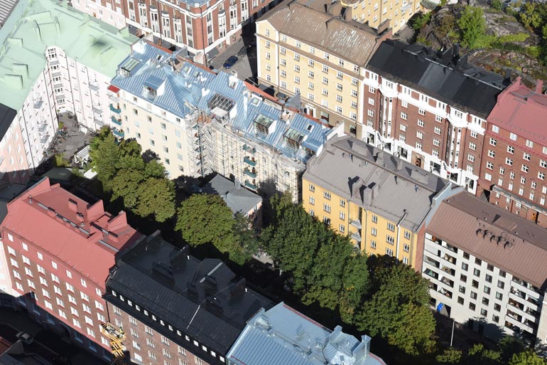 Myydyssä asunnossa on kolme huonetta, avokeittiö, kylpyhuone, sauna, vaatehuone, työhuone, parvi ja lasitettu parveke.