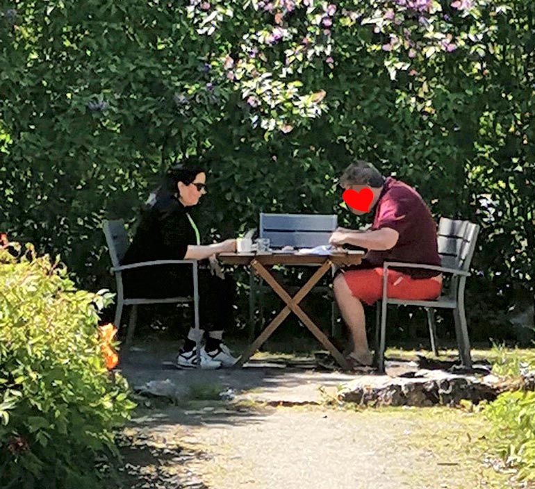Kaija ja yritysjohtajarakas nauttivat sunnuntaina kesäisestä kahvihetkestä Tuusulassa.