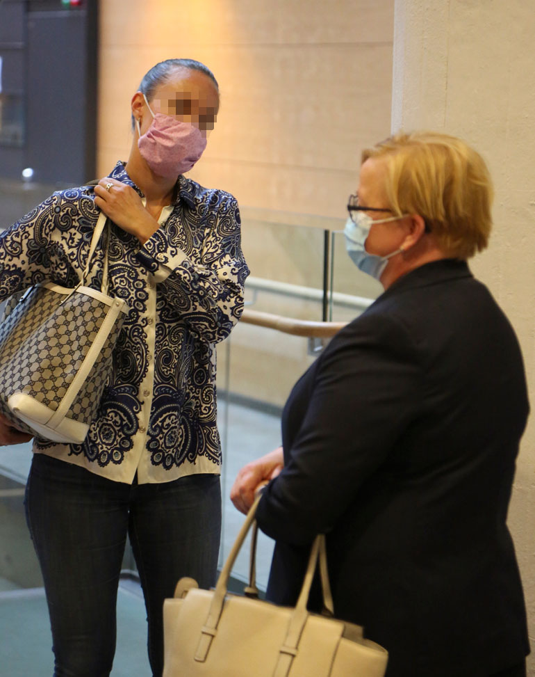 Ranta-ahon sisko keskusteli asianajajansa kanssa käräjäoikeuden istuntotauolla.