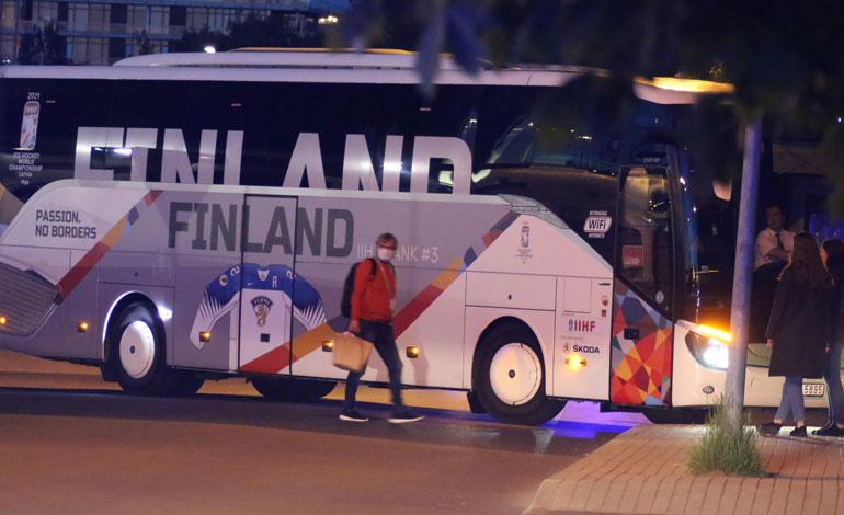 Selostaja Antero Mertaranta asteli Leijonien bussiin jo ennen hopeajoukkuetta.
