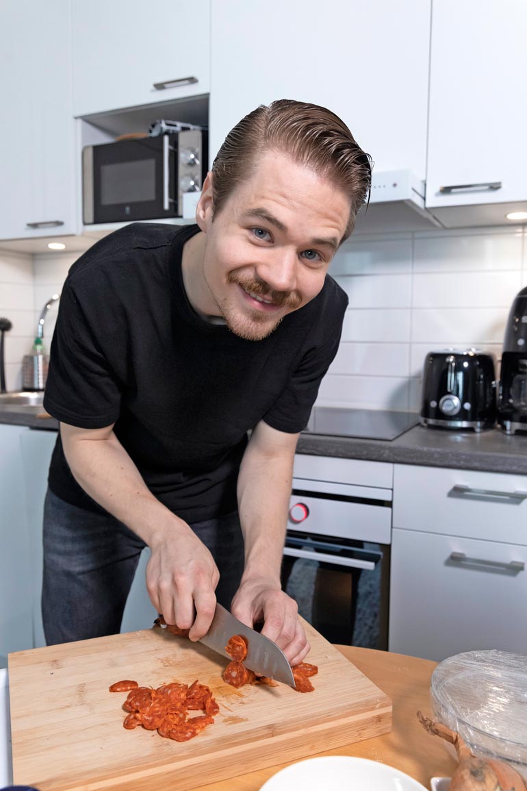 Jopa chorizomakkara viipaloidaan Miskan keittiössä millintarkasti tietyllä tavalla.