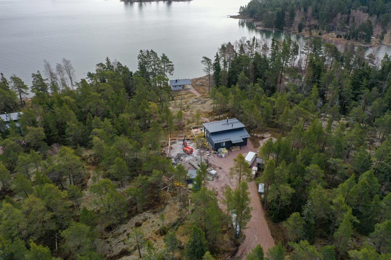 Miljoonaluokkaa hipovan huvilan ja tontin arvo nousee entisestään, kun Samu rakennuttaa viereen toisenkin pytingin.