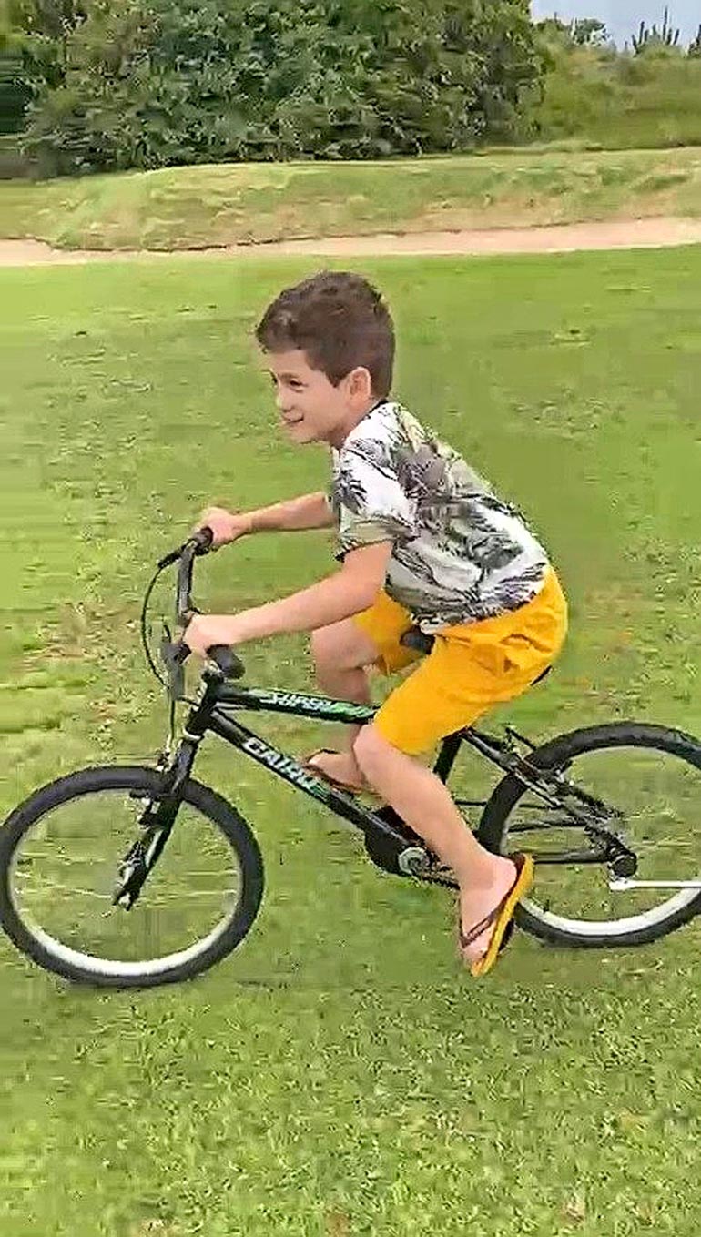 Toivo, 5, sai uuden fillarin, ja hän polkee sillä autiolla rannalla. Koronan takia paikalla ei juuri muita ole.