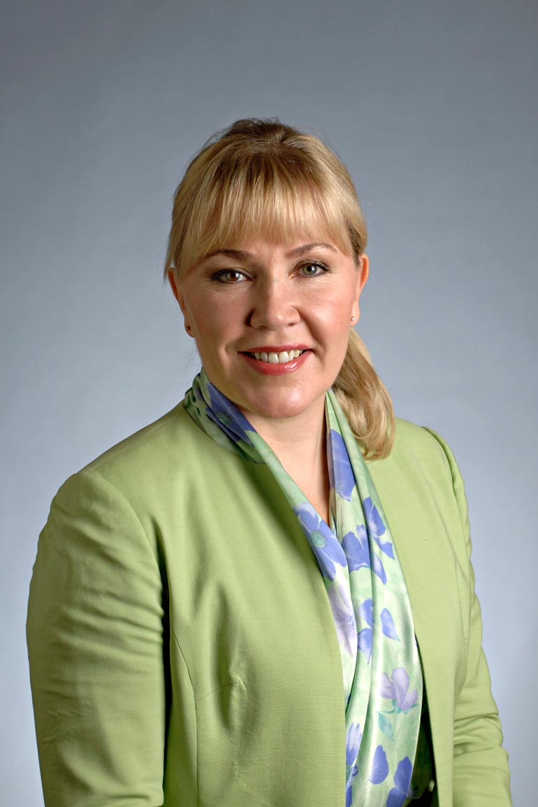 Terveystalossa yleislääkärinä työskentelevä Tuija Nurmi ottaa yhä potilaita vastaan Kouvolassa. Hän laskuttaa palkkionsa yrityksensä kautta.