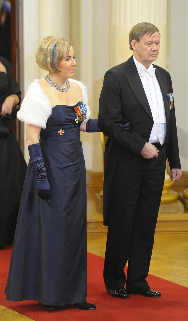 Kokoomuspoliitikko nousi eduskuntaan vuonna 1995, ja putosi sieltä 2011. Kuvassa Tuija miehensä Veli-Matin kanssa Linnan juhlissa 2006.