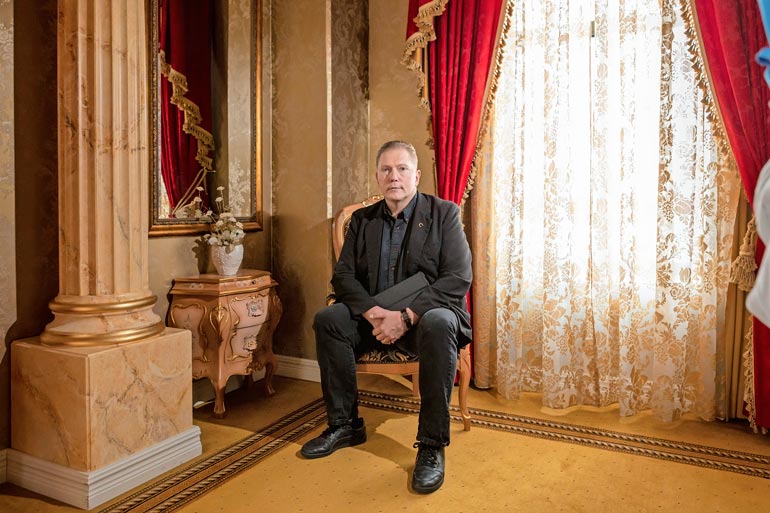 Vesa Keskinen on hukuttanut ikävänsä työntekoon.