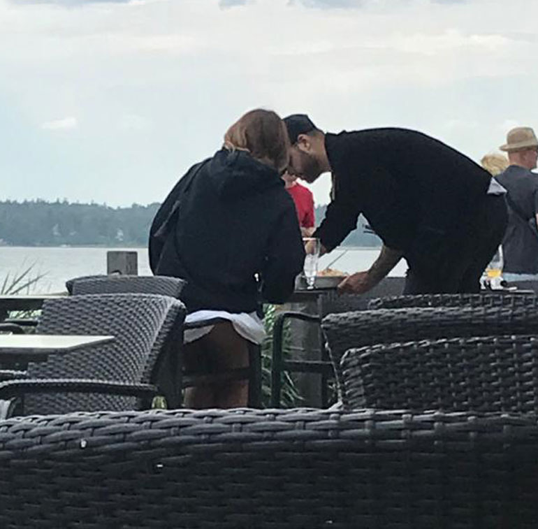 Hupsista! Saran hame nousi ylös, kun hän istuutui paikoilleen.