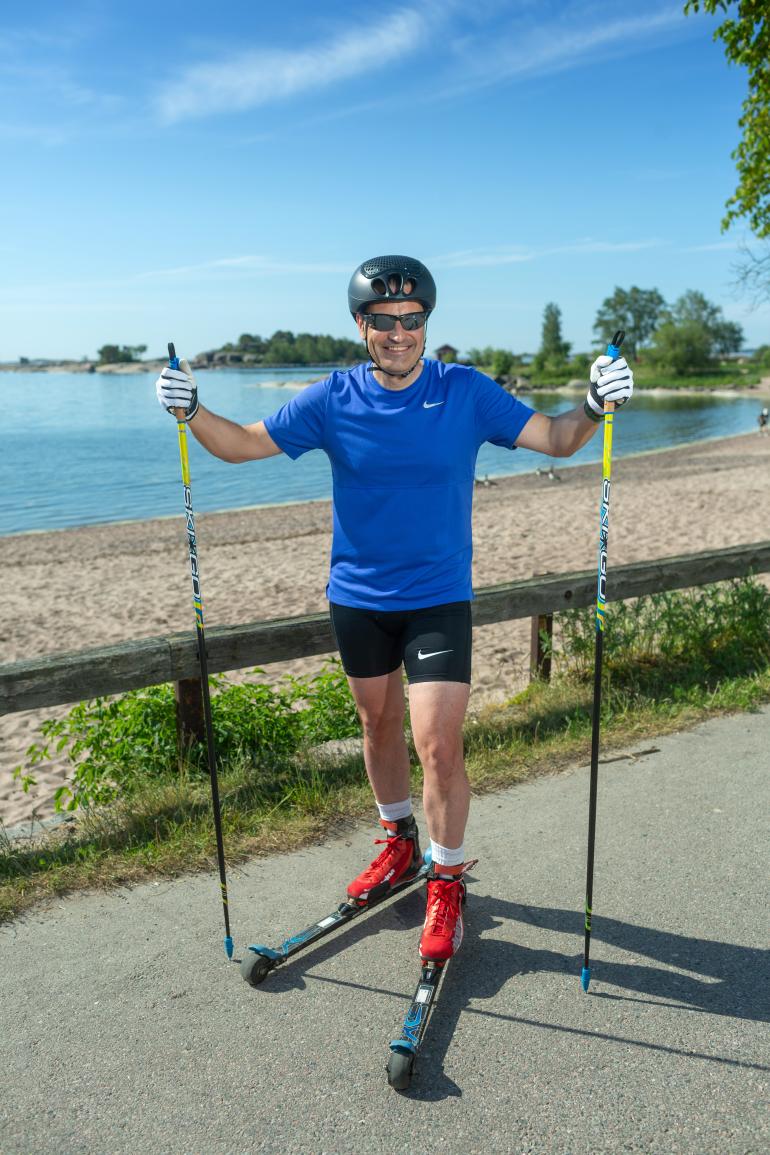 Lahtelainen ultrahiihtäjä Teemu Virtanen, 53, lähti torstaina rullahiihtämään Hangosta Utsjoelle. Perillä hänen pitäisi olla tulevana viikonloppuna.
