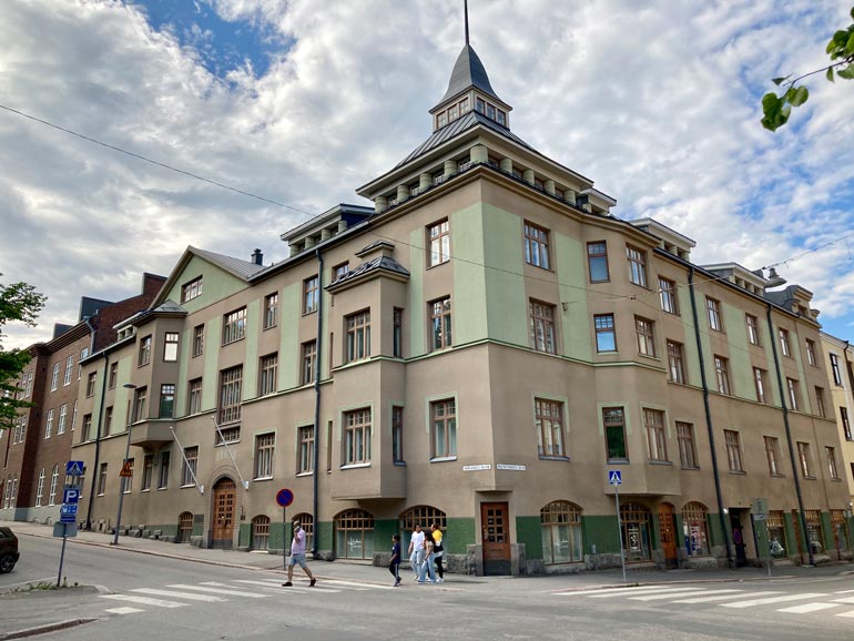 Kotia Tuija pitää lahtelaisessa jugend-kiinteistössä. Kokoa lukaalilla on 159 neliötä.
