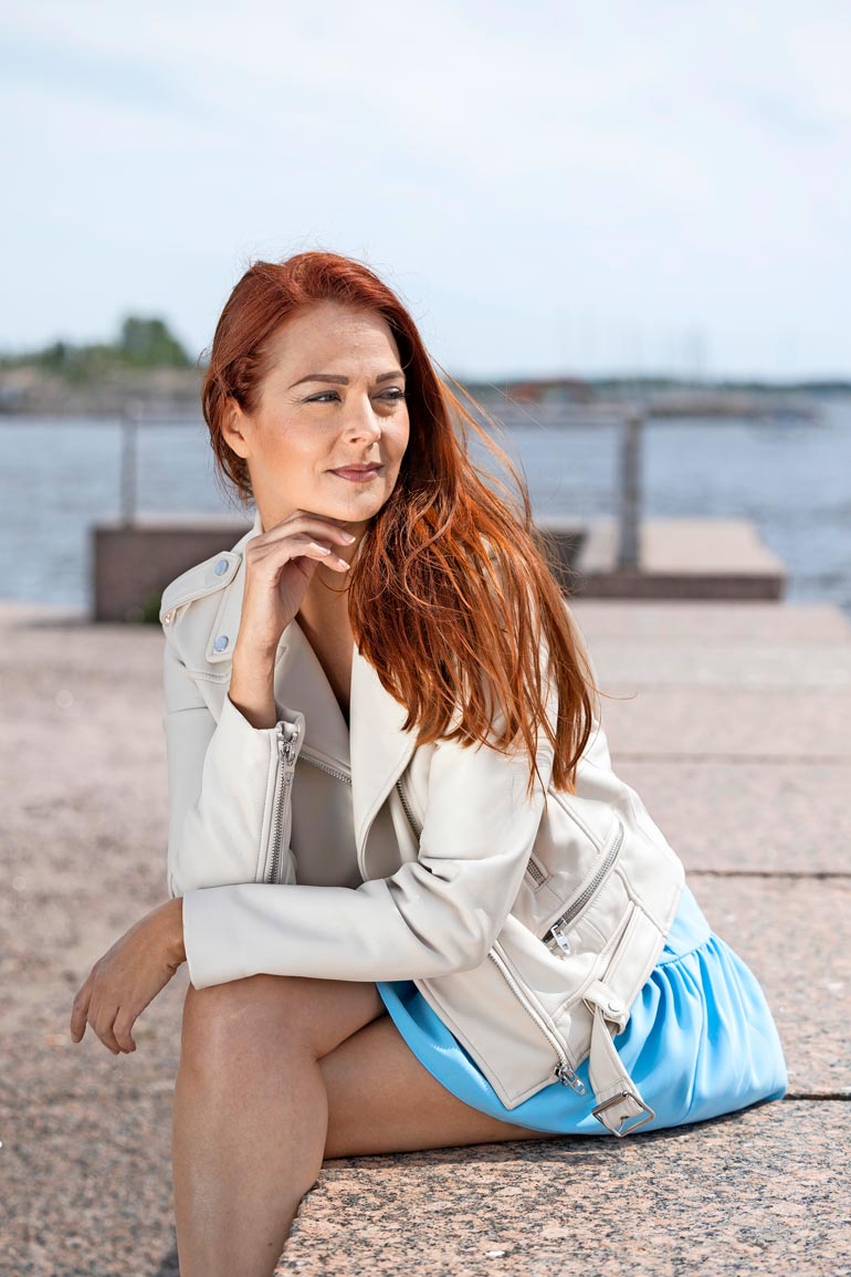 – Näin kuinka Peter laittoi kätensä muutamien tyttöjen takapuolelle, mutta minun peppuni hän jätti rauhaan. Olin kai liian vanha, Anna nauraa.